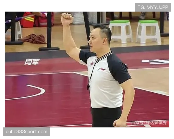 拉人犯规到底怎么判？裁判如何区分合理对抗与违规动作