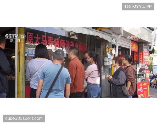 邹市明戴金链拎菜篮子排队，隔壁大妈愣住了